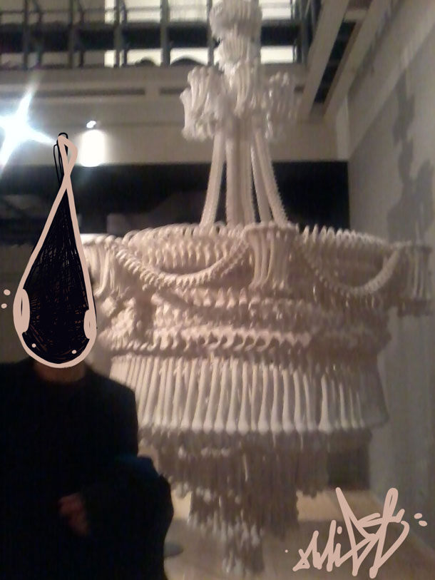In the Eyes of the Others, il lampadario dell’artista britannica Jodie Carey, composto da 3000 ossa di gesso.